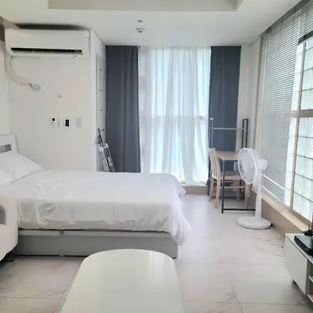1 Min To Seolleung Staion Spacious Studio Apartment